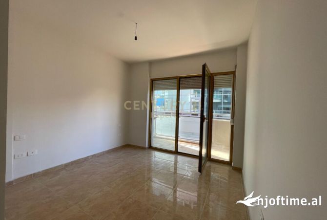 Ambient biznesi me qera 3+1 ne Tirane - 1,500 Euro