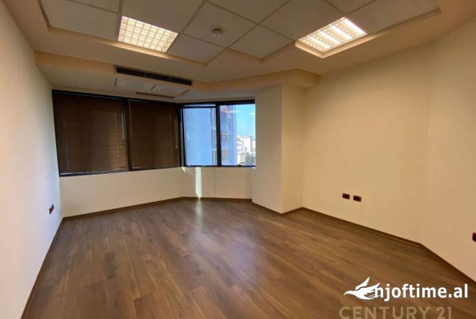 Ambient biznesi me qera 3+1 ne Tirane - 1,900 Euro