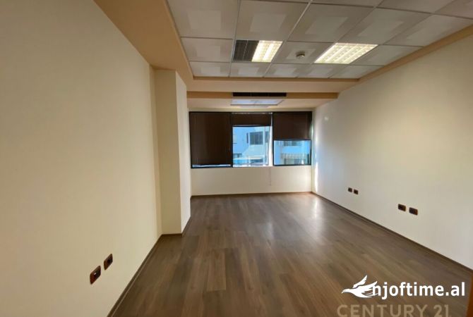 Ambient biznesi me qera 3+1 ne Tirane - 1,900 Euro