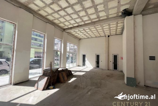 Dyqan Corner me Qira ne Bulevardi i Ri, Tirane - 1500Euro | 111 m2