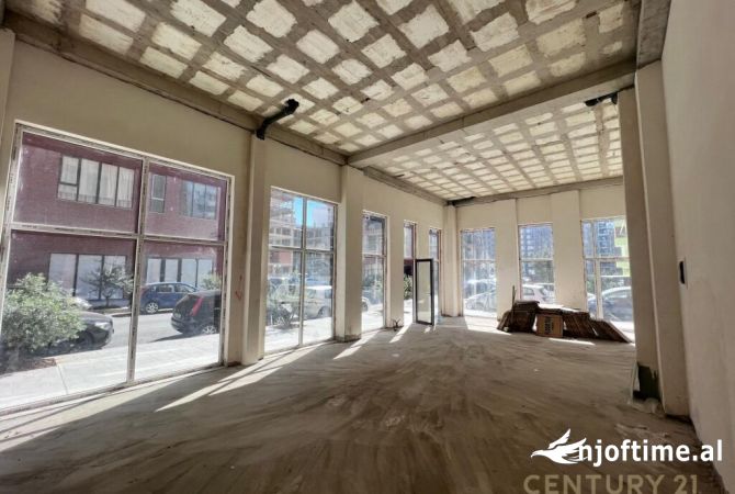 Dyqan Corner me Qira ne Bulevardi i Ri, Tirane - 1500Euro | 111 m2