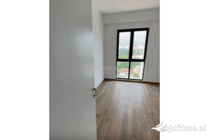 Jepet me qira apartament 3+1me verand te madhe per zyra tek Farmacia 10 Arlis