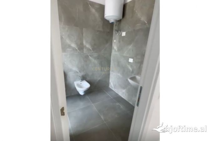 Jepet me qira apartament 3+1me verand te madhe per zyra tek Farmacia 10 Arlis