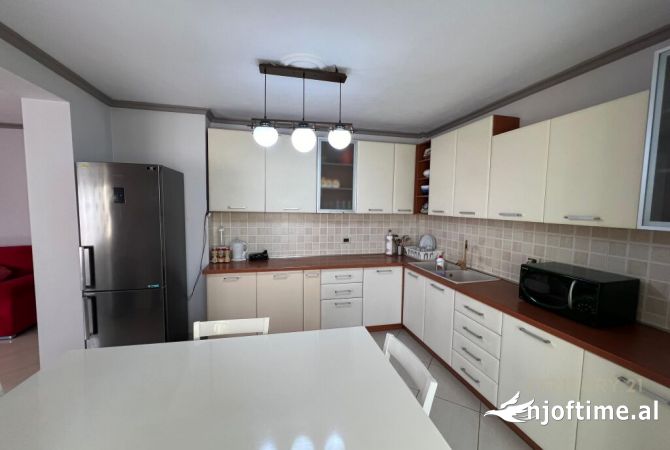 Shtepi ne shitje Apartament ne Tirane, 3+1, Mobilimi E mobiluar, Pagesa 195,000  Euro.
