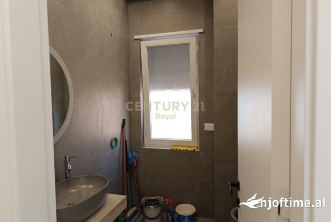 JEPET ME QIRA AMBIENT 2+1+2 ME 2 POSTE PARKIM, PER ZYRA PRANE QENDRES