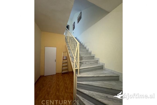 Shtepi ne shitje Shtepi Private ne Tirane, 2+1, Mobilimi E mobiluar, Pagesa 280,000  Euro.