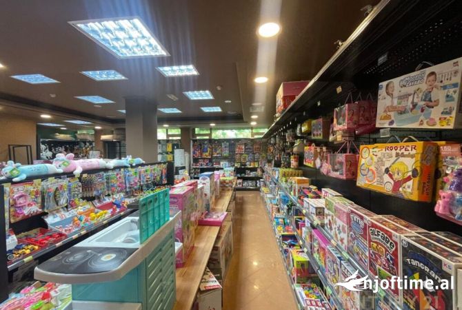 Ambient komercial ne zonen e Ish Bllokut, Tirane - 3000 Euro | 220 m2