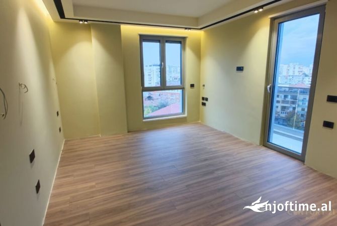 Ambient biznesi me qera 3+1 ne Tirane - 2,040 Euro