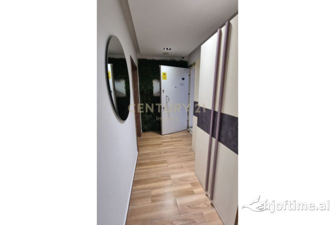 Prone Komerciale 3+1 per Qira ne Gjimnazi Petro Nini Luarasi, Tirane!