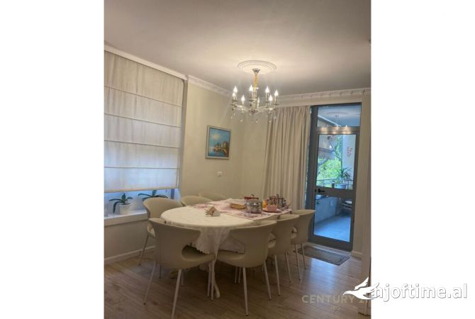 Shtepi me qera 4+1 ne Tirane - 2,600 Euro