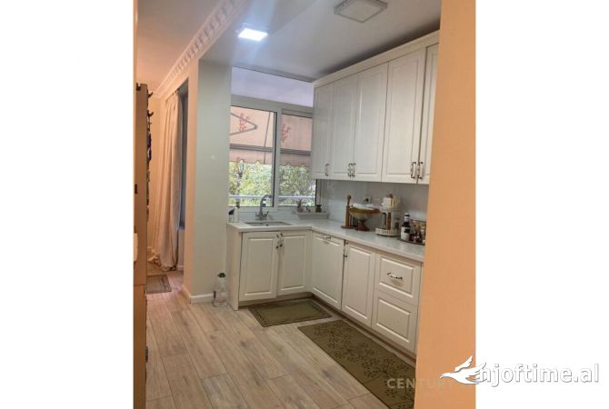 Shtepi me qera Apartament ne Tirane, 4+1, Mobilimi E mobiluar, Pagesa 2,600  Euro.