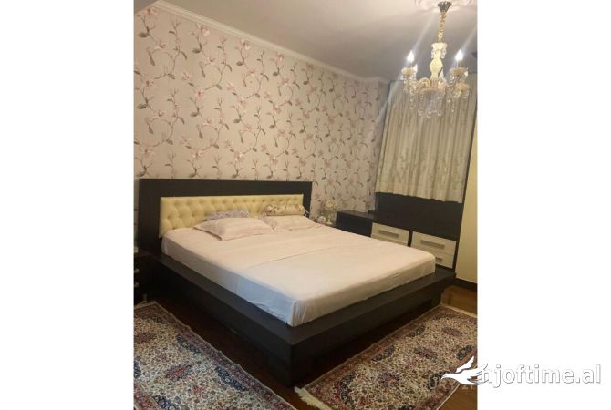 Shtepi me qera Apartament ne Tirane, 4+1, Mobilimi E mobiluar, Pagesa 2,600  Euro.