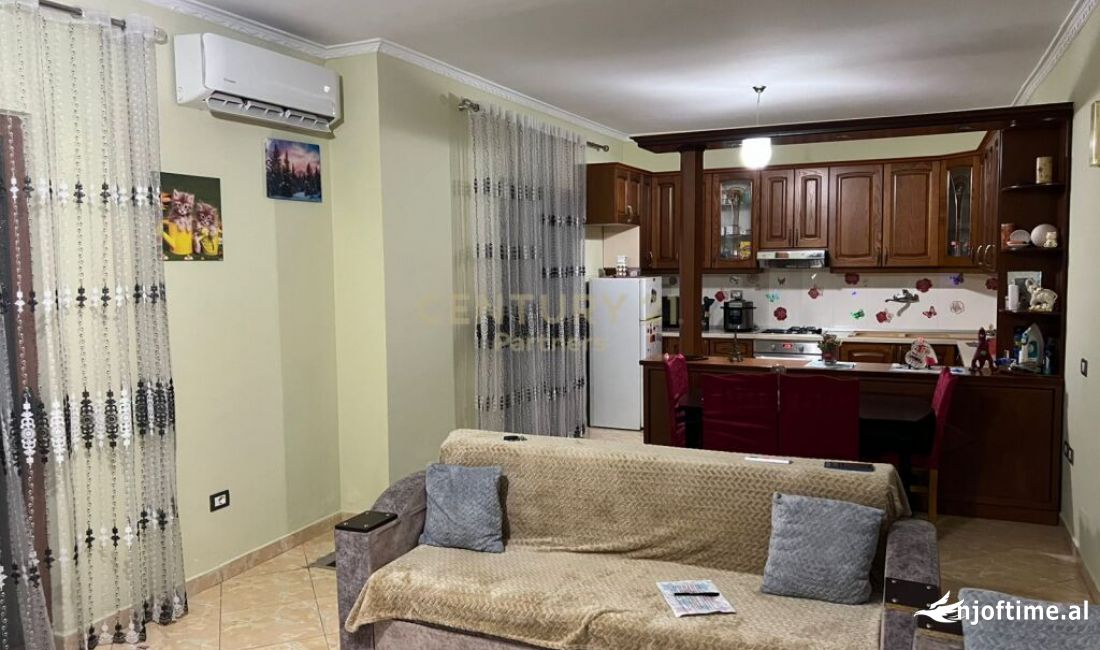 Shtepi ne shitje Apartament ne Tirane, 2+1, Mobilimi E mobiluar, Pagesa 100,000  Euro.
