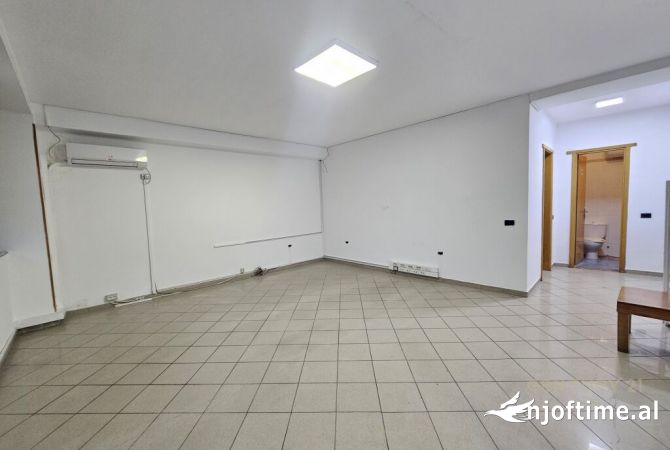 Japim zyre me qira ne Rrugen e Dibres prane qendres