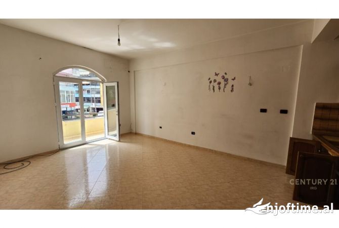 Ambient biznesi me qera 3+1 ne Tirane - 550 Euro