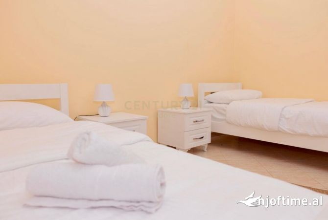 Shtepi me qera Vila Luksoze ne Tirane, 2+1, Mobilimi E mobiluar, Pagesa 1,000  Euro.