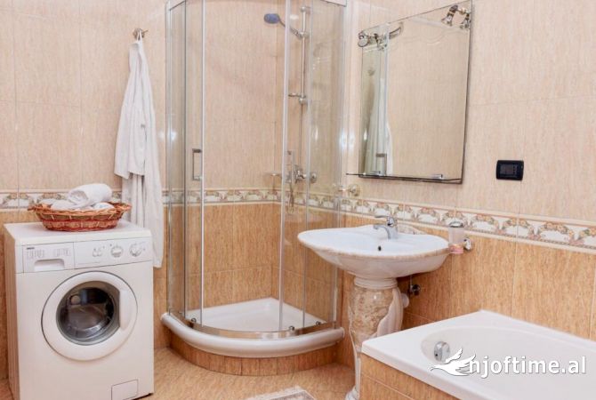 Shtepi me qera Vila Luksoze ne Tirane, 2+1, Mobilimi E mobiluar, Pagesa 1,000  Euro.