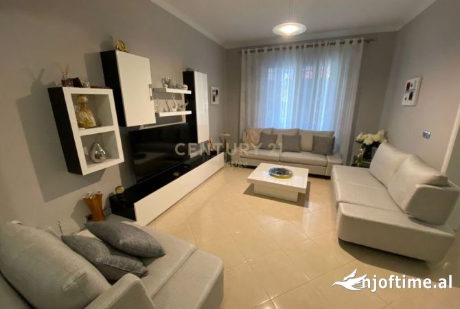 Shtepi ne shitje Vila Luksoze ne Tirane, 2+1, Mobilimi E mobiluar, Pagesa 359,000  Euro.