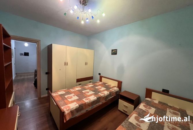 Shtepi ne shitje Apartament ne Tirane, 2+1, Mobilimi E mobiluar, Pagesa 300,000  Euro.