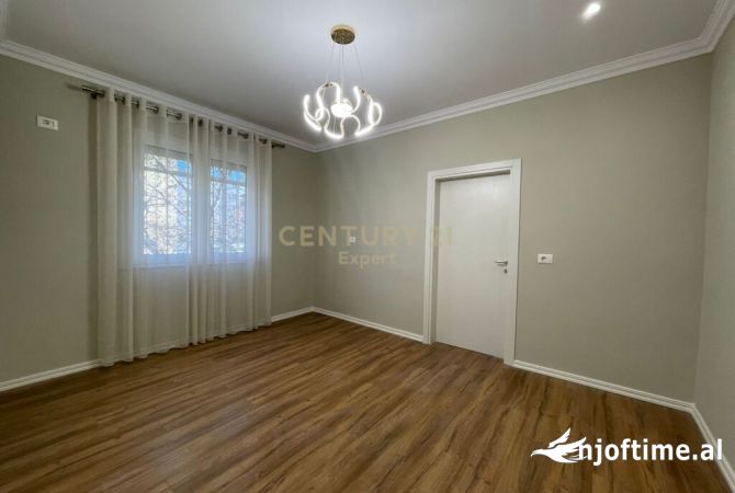 Shtepi ne shitje Apartament ne Tirane, 1+1, Mobilimi Bosh, pa mobiluar, Pagesa 135,000  Euro.