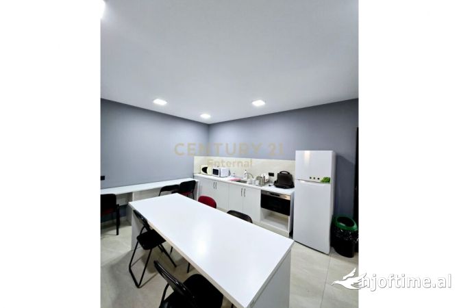 Ambient biznesi me qera 3+1 ne Tirane - 700 Euro