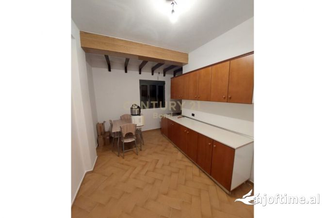 Shtepi ne shitje 2+1 ne Tirane - 180,000 Euro