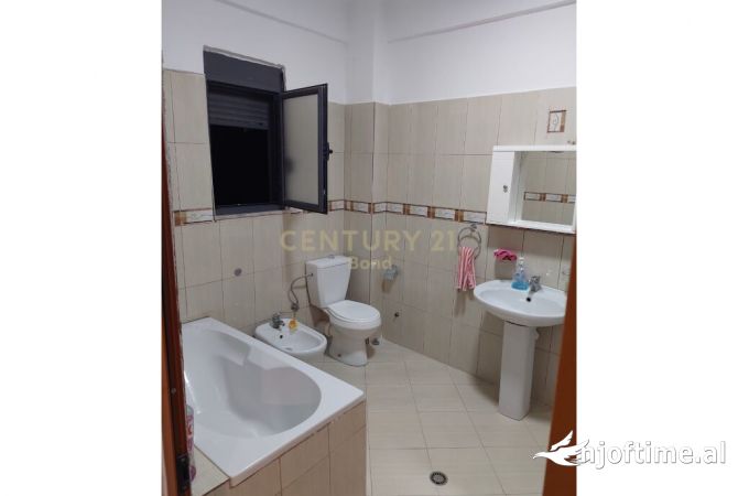 Shtepi ne shitje Apartament ne Tirane, 2+1, Mobilimi E mobiluar, Pagesa 180,000  Euro.