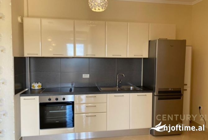 SHITET APARTAMENT 2+1 PRANE QENDRES TREGTARE KRISTAL CENTER TIRANE