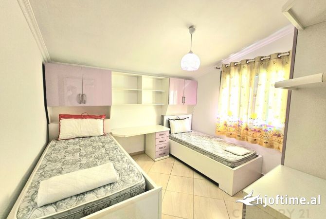 Shtepi me qera Penthose(kati i fundit panoramik) ne Tirane, 2+1, Mobilimi E mobiluar, Pagesa 800  Euro.