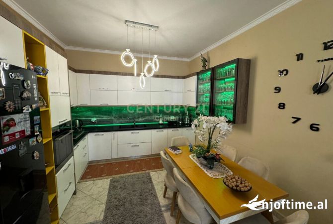 Shtepi me qera Vila Luksoze ne Tirane, 2+1, Mobilimi E mobiluar, Pagesa 1,700  Euro.