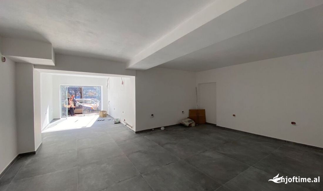 Tek Shallvaret Japim Me Qira Ambient Ne Rrugen Kryesore!