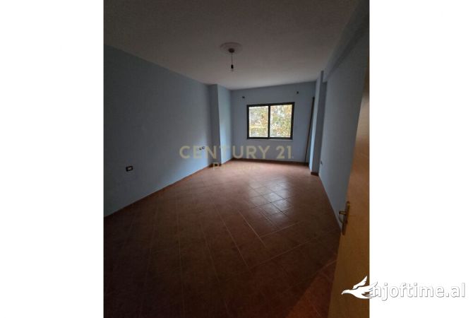 Shtepi ne shitje Apartament ne Tirane, 2+1, Mobilimi Pjeserisht e mobiluar, Pagesa 140,000  Euro.