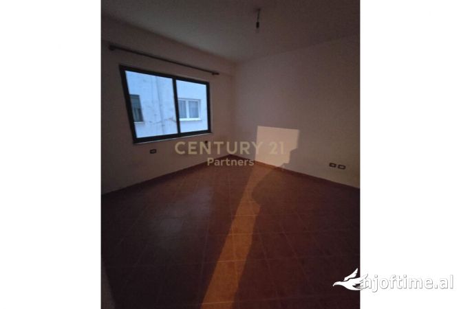 Shtepi ne shitje Apartament ne Tirane, 2+1, Mobilimi Pjeserisht e mobiluar, Pagesa 140,000  Euro.