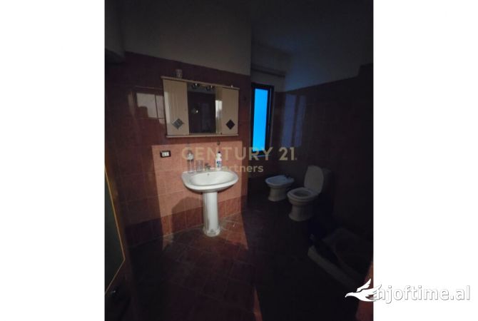 Shtepi ne shitje Apartament ne Tirane, 2+1, Mobilimi Pjeserisht e mobiluar, Pagesa 140,000  Euro.