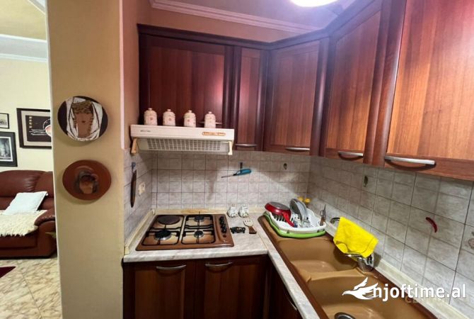 Shtepi ne shitje Apartament ne Tirane, 2+1, Mobilimi E mobiluar, Pagesa 130,000  Euro.