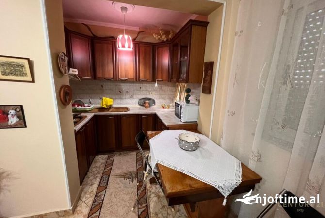 Shtepi ne shitje Apartament ne Tirane, 2+1, Mobilimi E mobiluar, Pagesa 130,000  Euro.