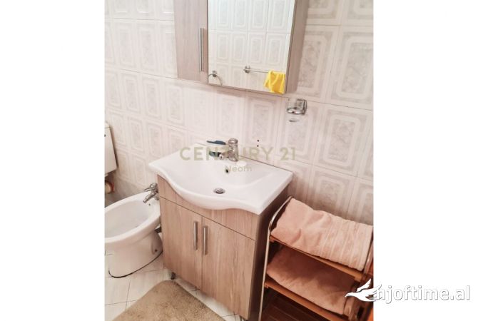 Shtepi ne shitje Apartament ne Tirane, 1+1, Mobilimi E mobiluar, Pagesa 199,000  Euro.