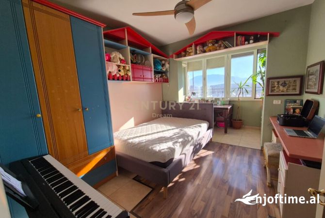 Shtepi ne shitje Apartament ne Tirane, 4+1, Mobilimi E mobiluar, Pagesa 376,000  Euro.