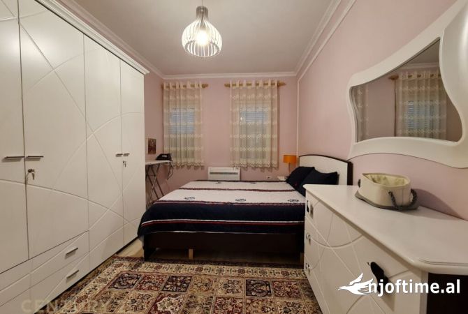 Shtepi ne shitje Apartament ne Tirane, 2+1, Mobilimi E mobiluar, Pagesa 198,000  Euro.