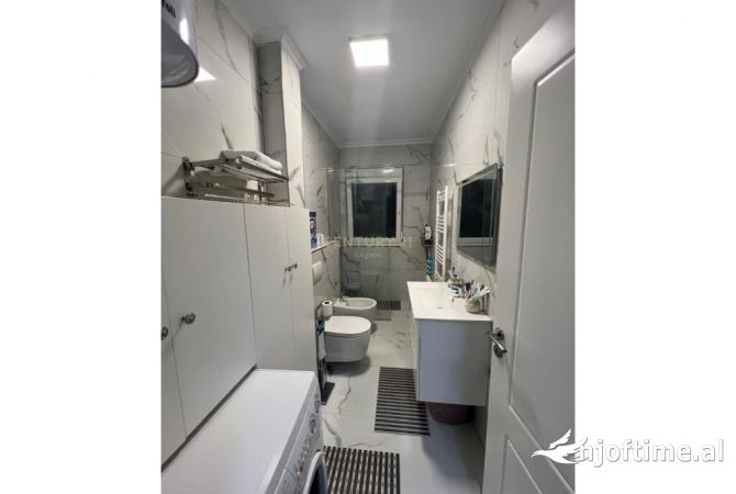 Shtepi ne shitje Apartament ne Tirane, 1+1, Mobilimi E mobiluar, Pagesa 95,000  Euro.