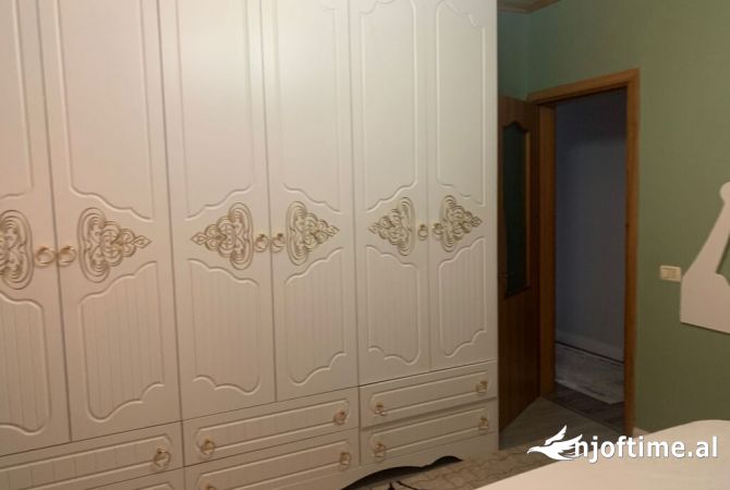 Shtepi ne shitje Vila Luksoze ne Tirane, 3+1, Mobilimi E mobiluar, Pagesa 370,000  Euro.