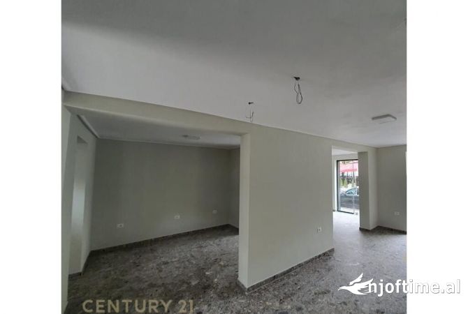 Jepet me qera ambient komercial tek Rruga e Kavajes