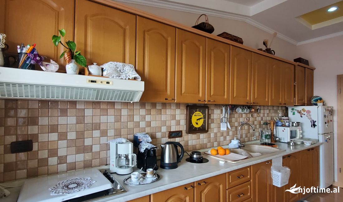 Shtepi ne shitje Apartament ne Tirane, 3+1, Mobilimi E mobiluar, Pagesa 155,000  Euro.