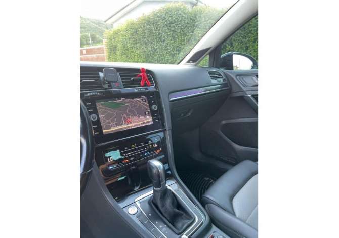 Makina Volkswagen Golf 7 duke nisur nga 65 euro dita.Aeroport 