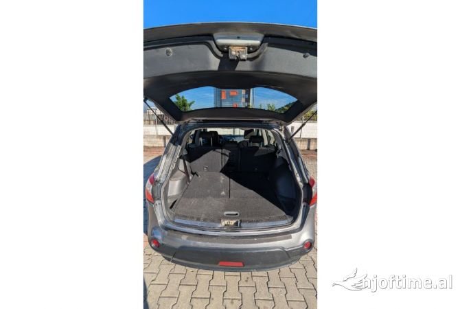 Makine me qera Nissan Qashqai 7 vendeshe duke nisur nga 40 euro dita