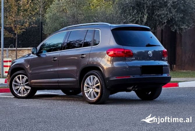 Makine me qera Tiguan duke nisur nga 50 euro dita