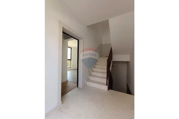 Shtepi me qera Vila Luksoze ne Tirane, 7+1, Mobilimi Bosh, pa mobiluar, Pagesa 3,000  Euro.