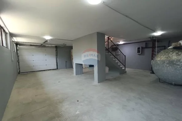 Shtepi me qera Vila Luksoze ne Tirane, 7+1, Mobilimi Bosh, pa mobiluar, Pagesa 3,000  Euro.