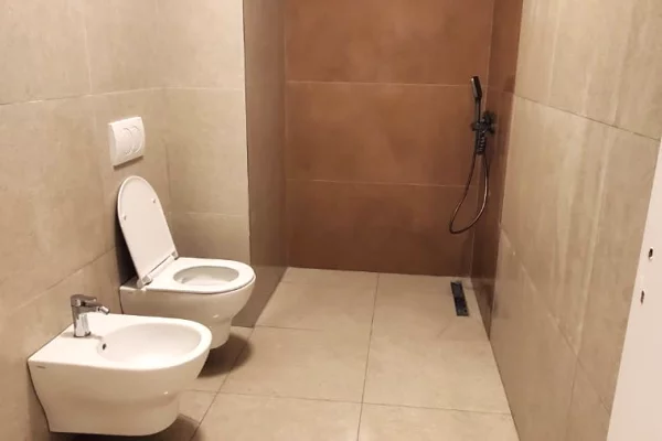 Shtepi me qera Apartament ne Tirane, 1+1, Mobilimi Pjeserisht e mobiluar, Pagesa 640  Euro.