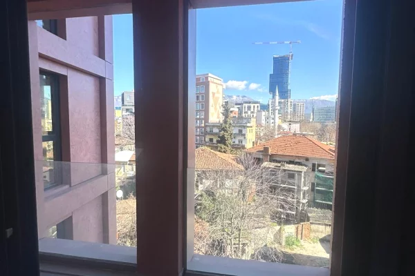 Jepet me qira zyre 80 m 2  (Garden Building, Rruga Kavajes)